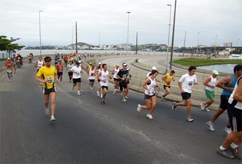 Após a realização de duas provas históricas, que contaram com mais de seis mil atletas, a Meia Maratona Internacional de Florianópolis chega à sua terceira edição em 2012  / Foto: BEST/Divulgação